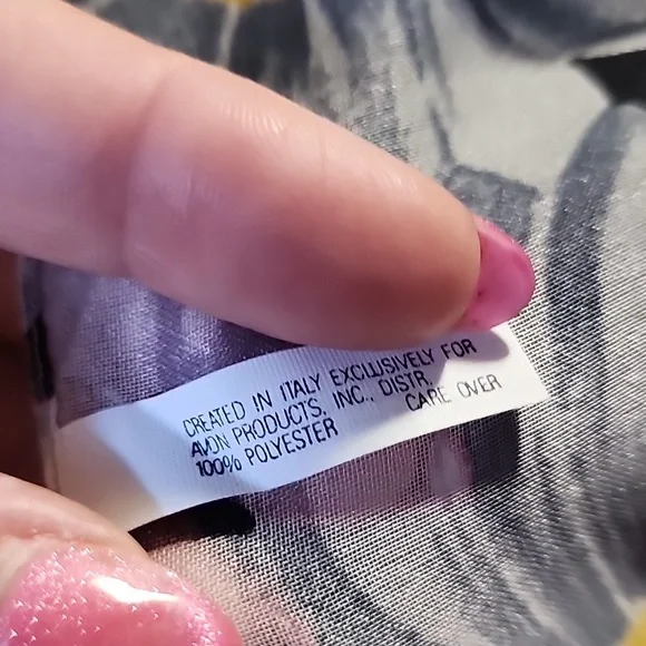 Floral Sheer Scarf with Daisies. Created In ITALY - AVON. - Picture 2 of 5